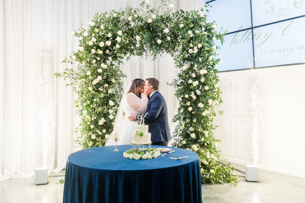 Outlook at Saddle Ridge wedding cake cutting